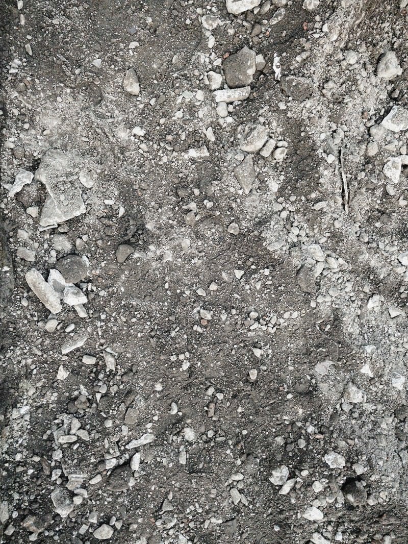 「踏みつけられた瓦礫の地面」の写真
