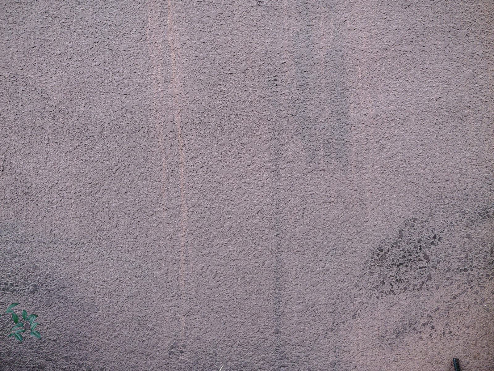 「黒ずんだモルタル壁のテクスチャー」の写真