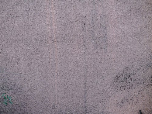 黒ずんだモルタル壁のテクスチャーの写真