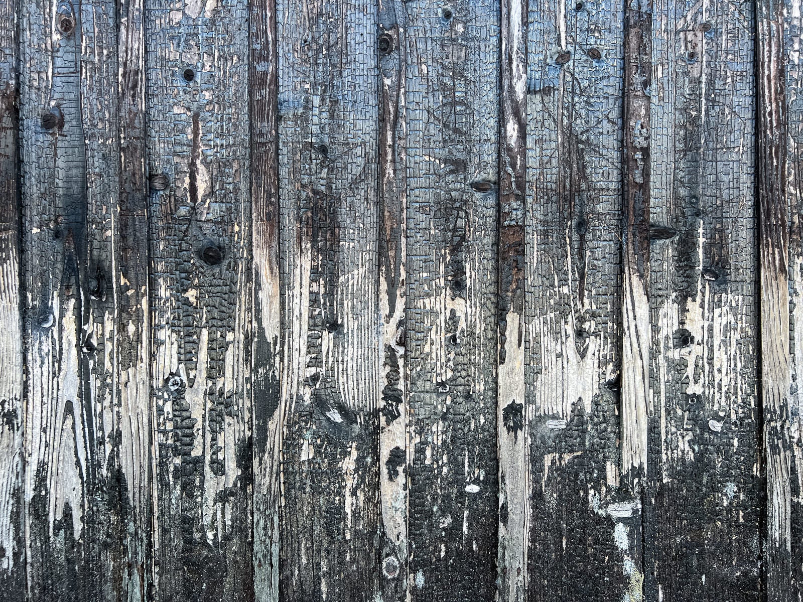 「ボロボロに劣化した板壁のテクスチャー」の写真