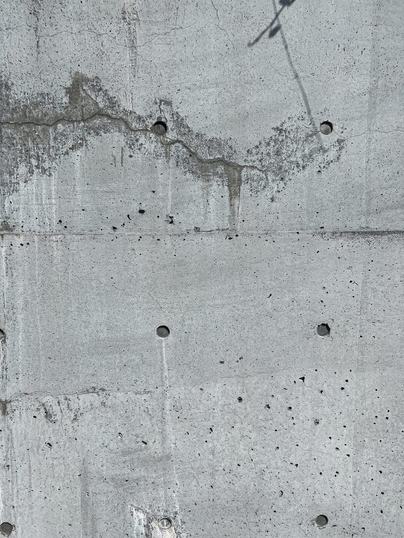 「補修跡とコンクリート壁（テクスチャー）」の写真
