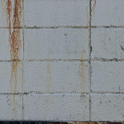 錆が垂れたブロック塀のテクスチャーの写真