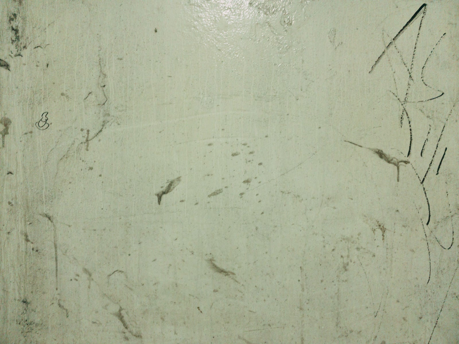 「一面に汚れが付いた壁」の写真