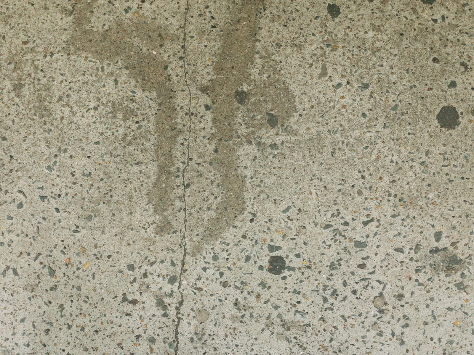 「コンクリートに残るヒビとシミのテクスチャ」の写真