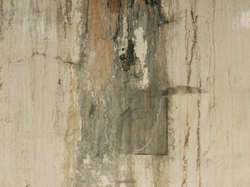 コンクリート剝き出しの劣化した壁（テクスチャ）の写真