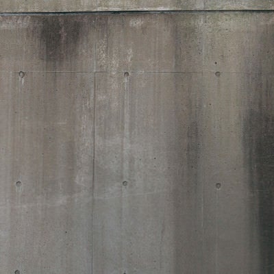 水の垂れた跡の残るコンクリート壁（テクスチャ）の写真