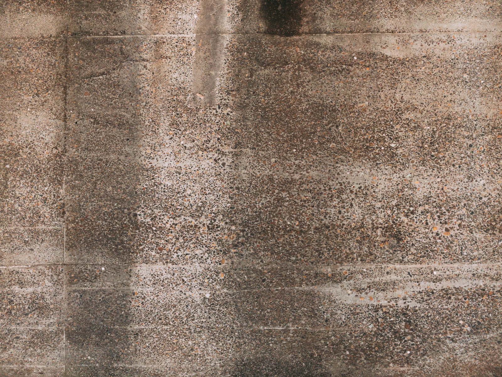 「劣化して色褪せたコンクリート壁（テクスチャ）」の写真