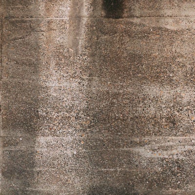 劣化して色褪せたコンクリート壁（テクスチャ）の写真