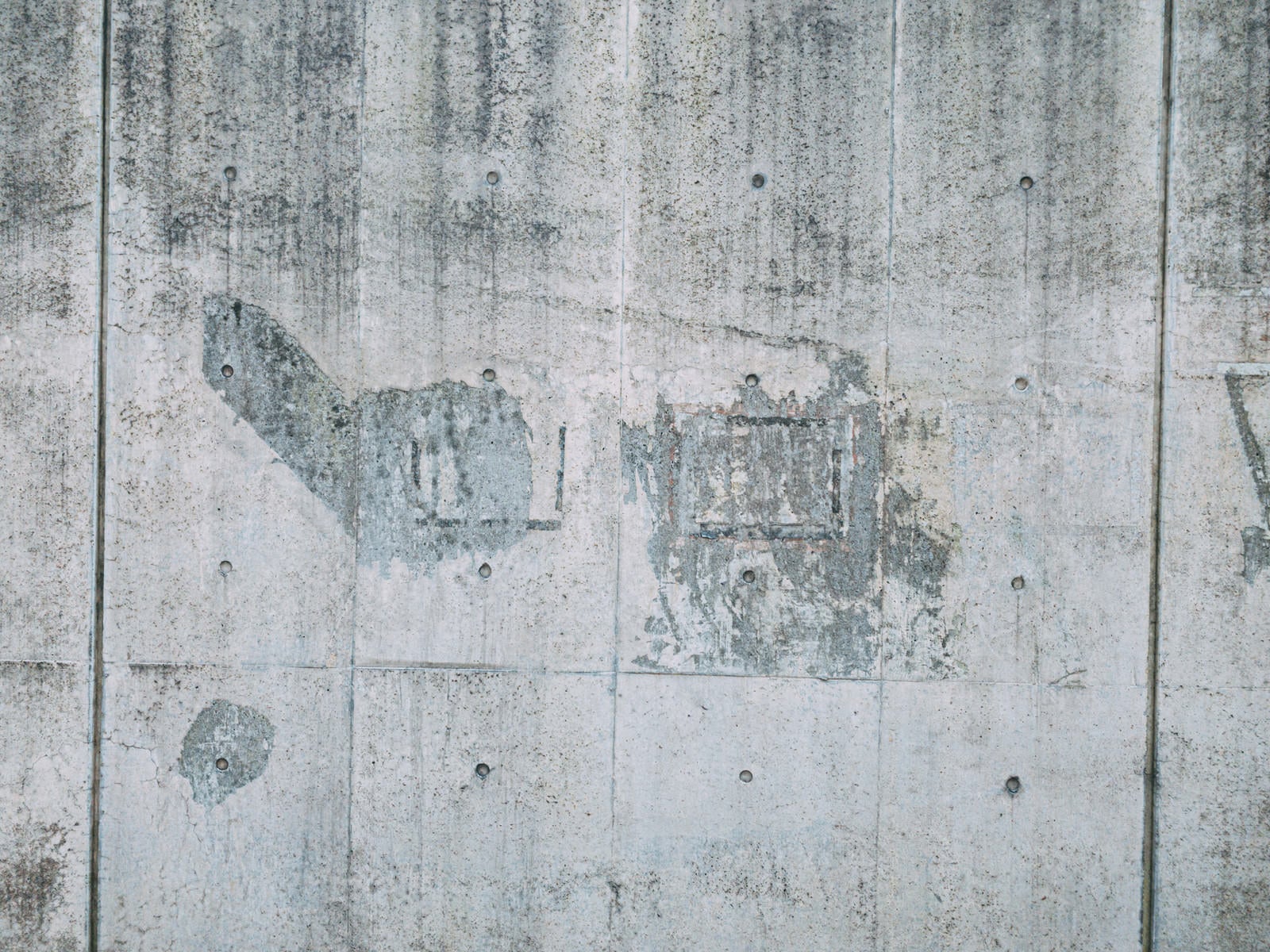 「削られた痕が残るコンクリートの壁」の写真