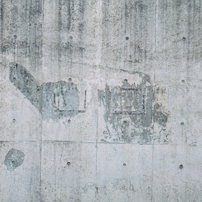 削られた痕が残るコンクリートの壁の写真