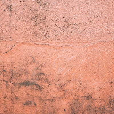 オレンジ色のヒビ割れした壁の写真