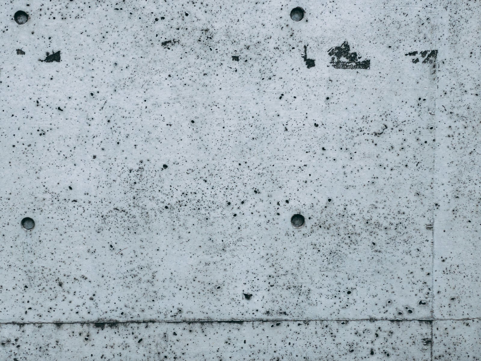 「ブツブツなむき出しのコンクリート」の写真