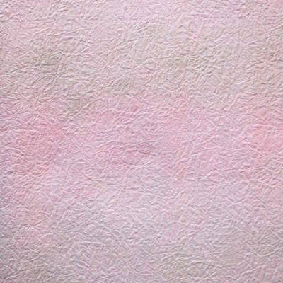 シワのあるピンク色の紙の写真