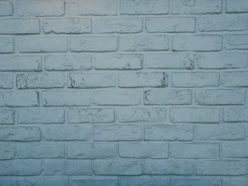 白く塗装されたレンガ壁の写真