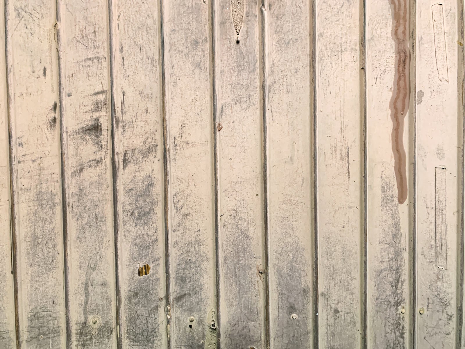 「風化によりペンキが褪せた壁」の写真