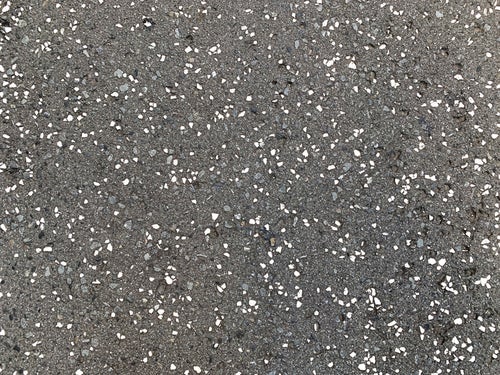 白い粒が散らばる路面（テクスチャー）の写真
