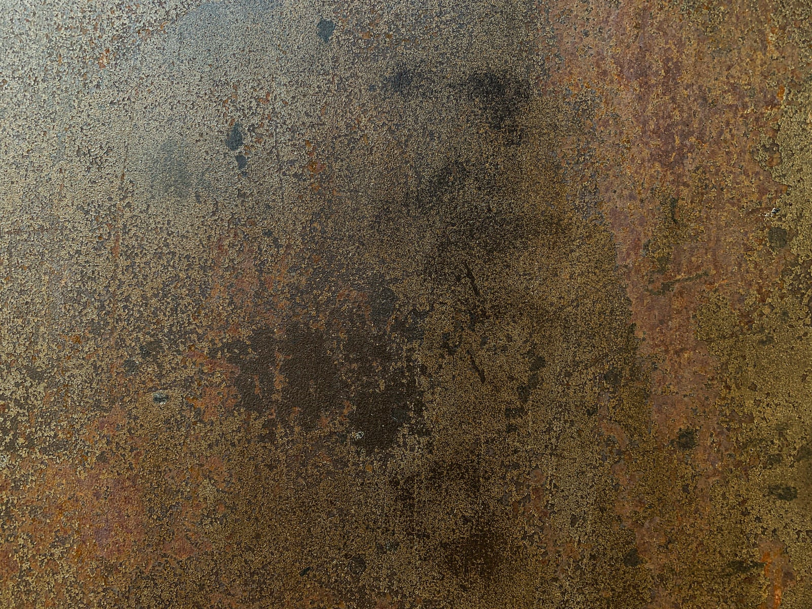 「剥がれ落ちた表面を錆と汚れが染み付く鉄壁（テクスチャー）」の写真