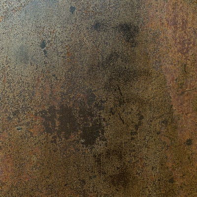 剥がれ落ちた表面を錆と汚れが染み付く鉄壁（テクスチャー）の写真