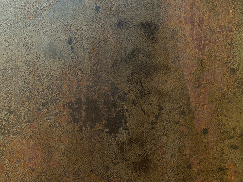 剥がれ落ちた表面を錆と汚れが染み付く鉄壁（テクスチャー）の写真