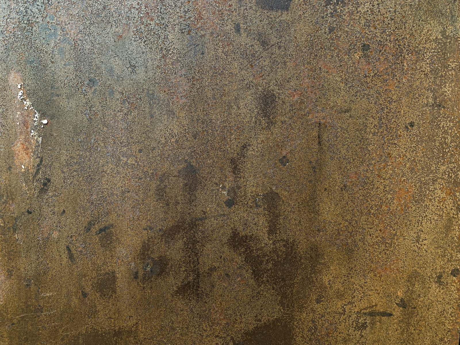 「表面がボロボロに風化した鉄壁（テクスチャー）」の写真
