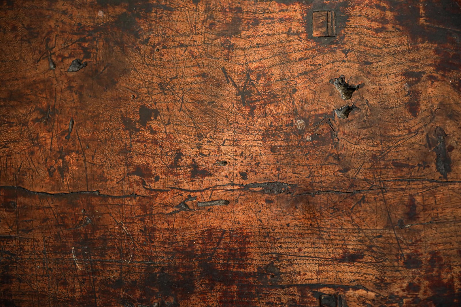 「長年使い込まれた木目天板（テクスチャー）」の写真