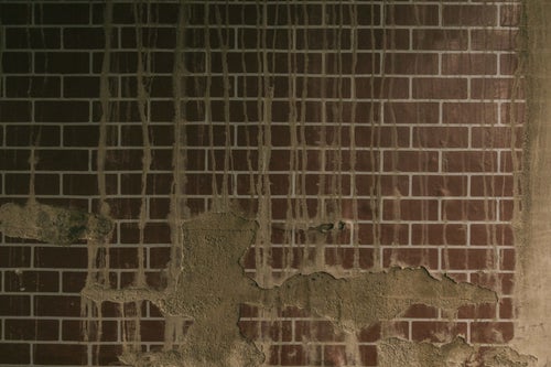 剥がれ落ちたタイルの壁（テクスチャ）の写真