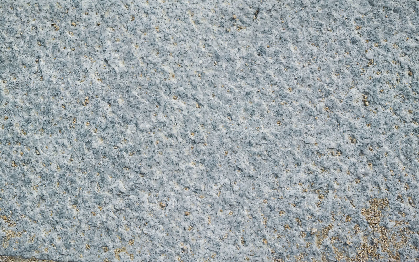 「乾いた土が溝に散らばる石材（テクスチャー）」の写真