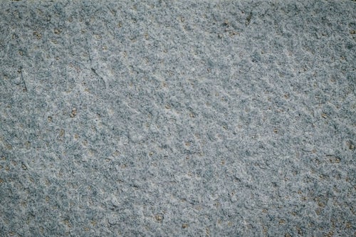 うっすらと土が被る石材（テクスチャー）の写真