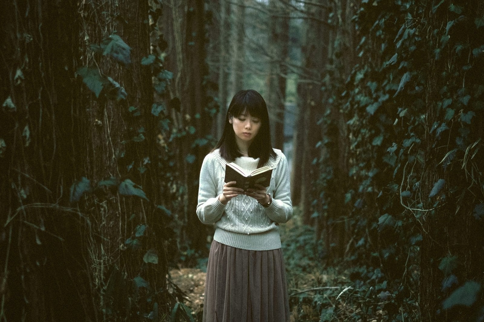 「深い森に迷い込んだ読書美女」の写真［モデル：モデルリリース］