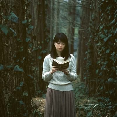 深い森に迷い込んだ読書美女の写真