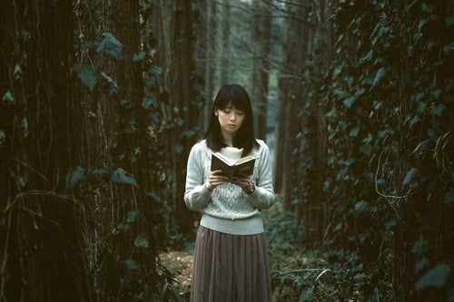 深い森に迷い込んだ読書美女の写真