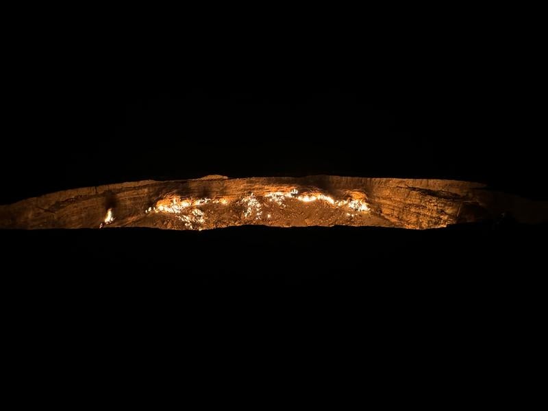 暗闇の中に浮かび上がる巨大な炎の穴（地獄の門）の写真