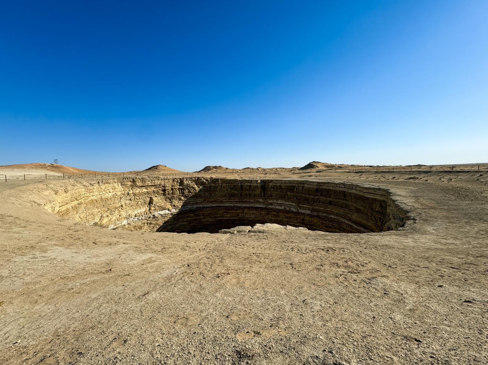 「広大な砂漠地帯にあいた巨大なクレーター」の写真