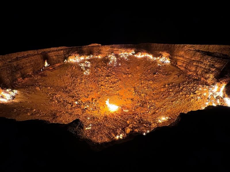 炎が燃え上がるクレーター内部「地獄の門」の写真
