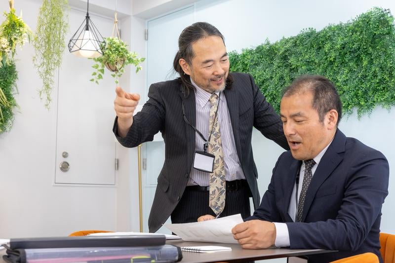 笑顔で退職を促す役員の写真