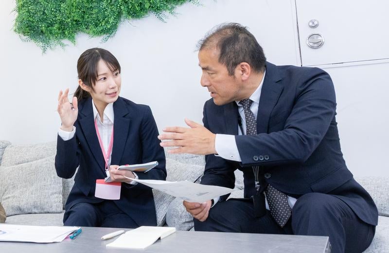 話を聞かない上司と説明に必死な女性社員の構図の写真