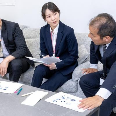 ソファーに座りながらブレストする社員の写真