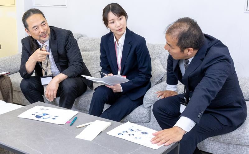 ソファーに座りながらブレストする社員の写真