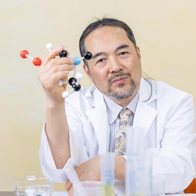 何かしらの研究をしている教授風の男性の写真