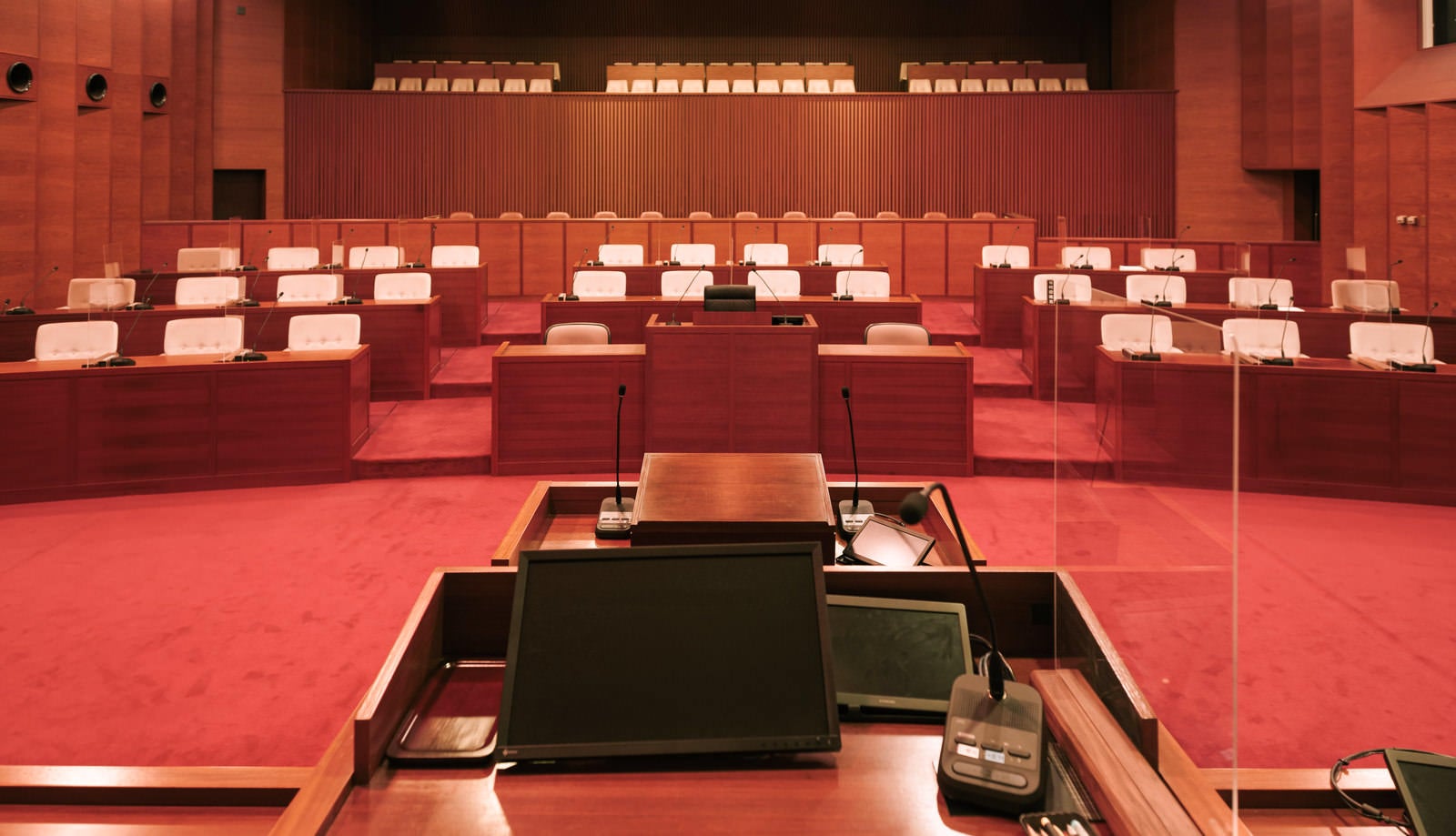 「議長席に座って眺めた津山市議会議場の様子 | フリー素材のぱくたそ」の写真
