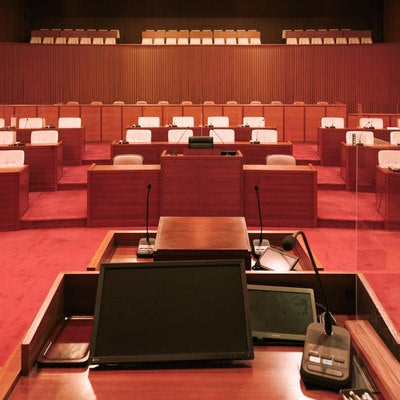 議長席に座って眺めた津山市議会議場の様子の写真