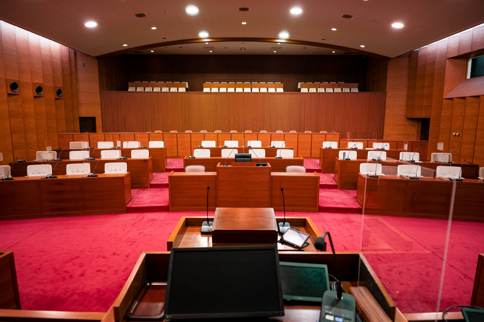 「隅々までしっかりと確認できる津山市議会議場の議長席」の写真