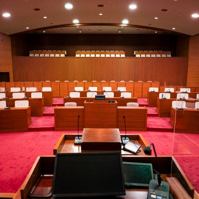 隅々までしっかりと確認できる津山市議会議場の議長席の写真