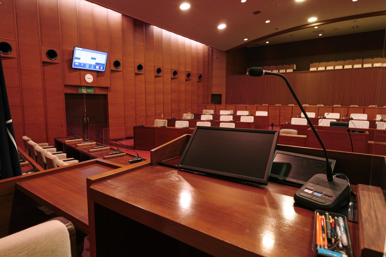「出席議員も一目瞭然、津山市議会の電子表決システム」の写真