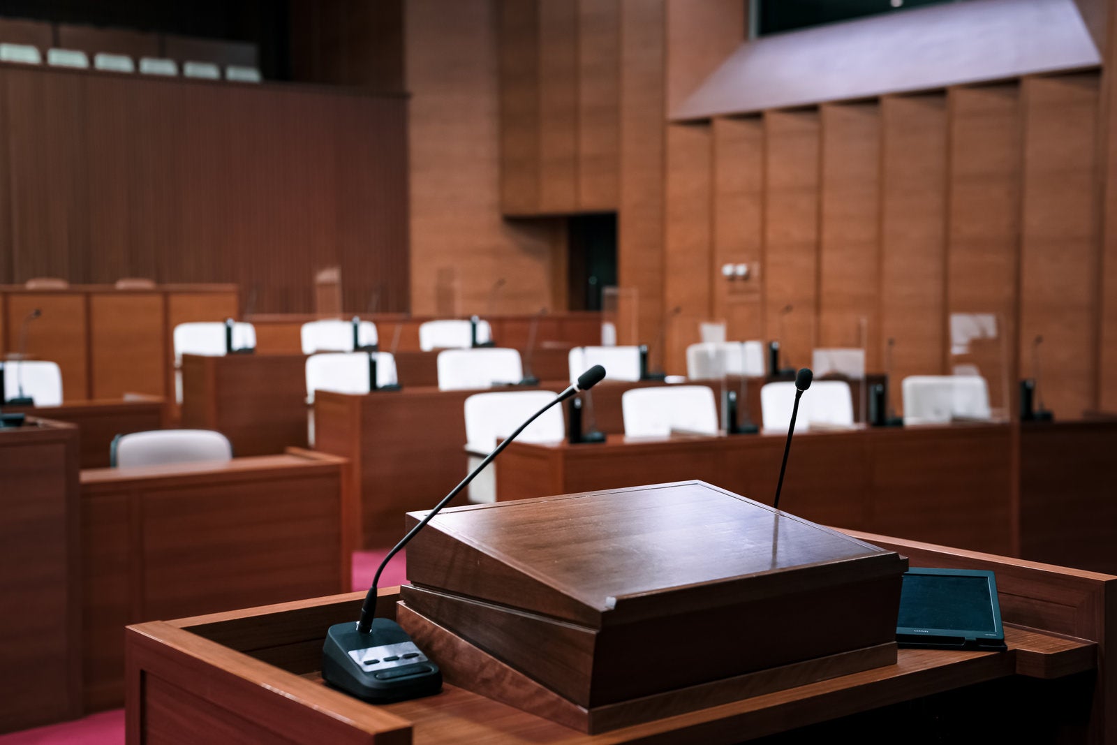 「それぞれの議員が独自の切り口で質問を述べる、津山市議会の登壇席」の写真