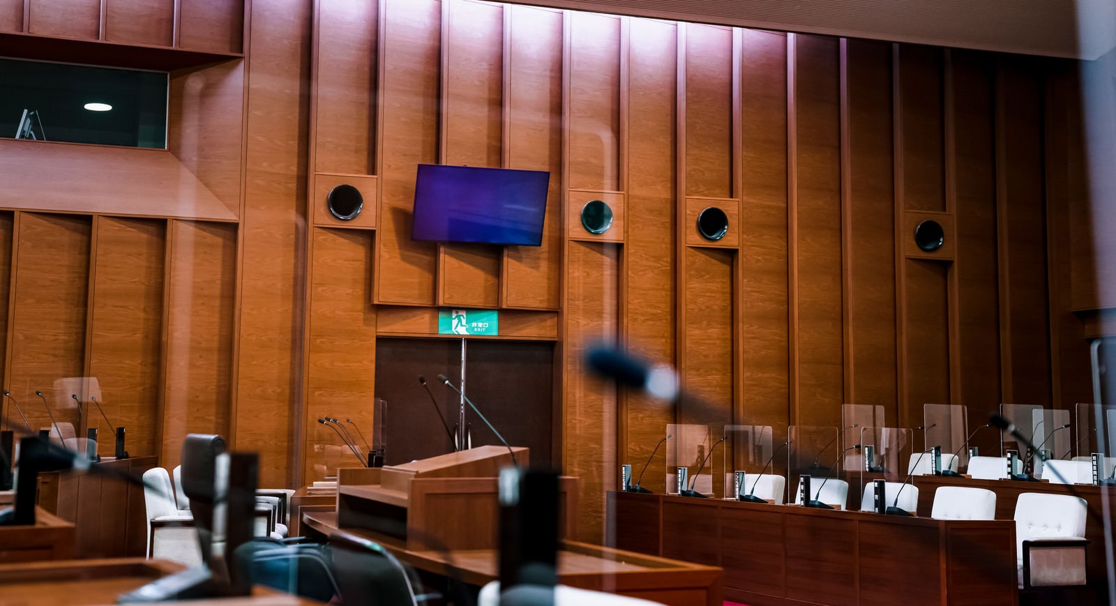 「電光板と市議会」の写真
