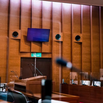 電光板と市議会の写真