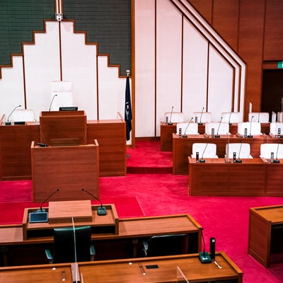 津山市の未来を決める議論が行われている市議会の議場の写真