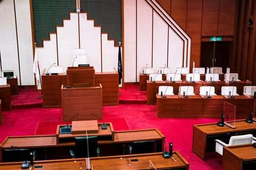 津山市の未来を決める議論が行われている市議会の議場の写真