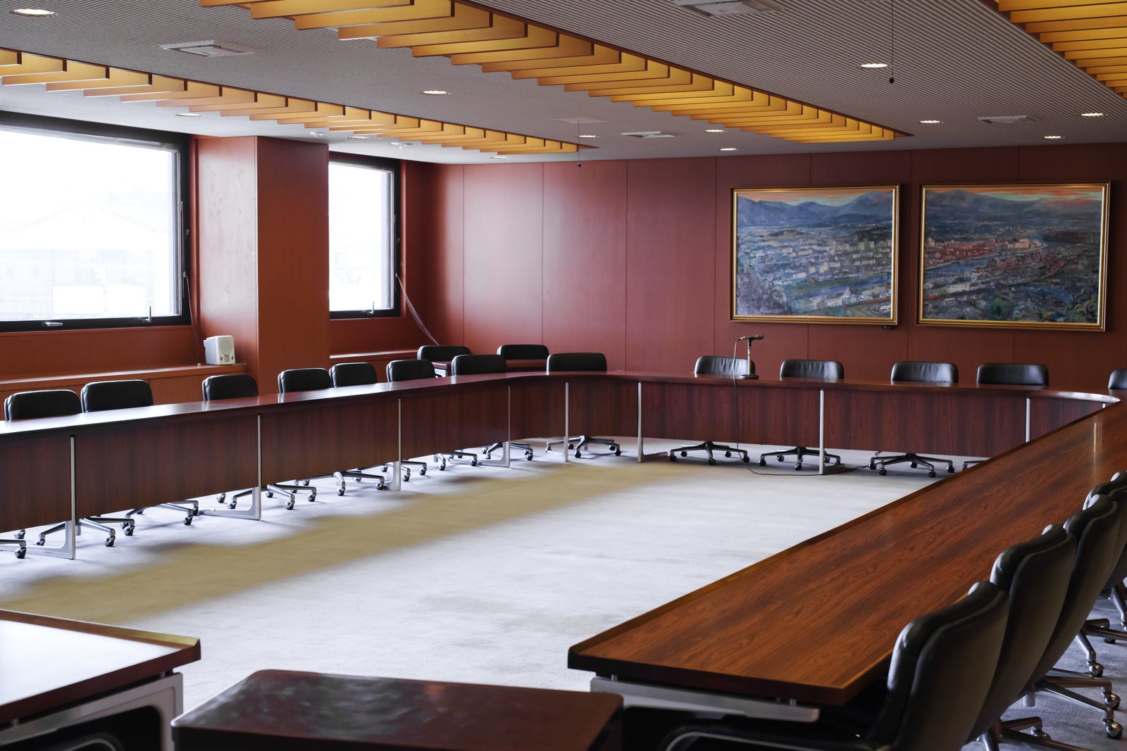 「津山市議会議員全員が集まって協議ができる全員協議会室」の写真